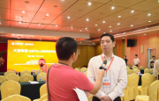 洛阳两车相撞警民合力撑车救人 被困三人被解救