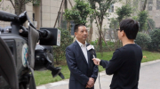 洛阳老人关林庙广场开“演唱会”共享戏曲大联欢