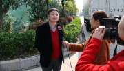 洛阳粗心老爸丢了妞幸遇好人看管 提醒：多留心