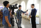 洛阳市民给英国女王寄三彩牡丹盘 收到感谢信