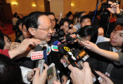 伊川三车相撞两人被困一人昏迷 消防出动救出